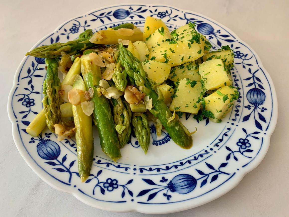Grüner Spargel gebraten