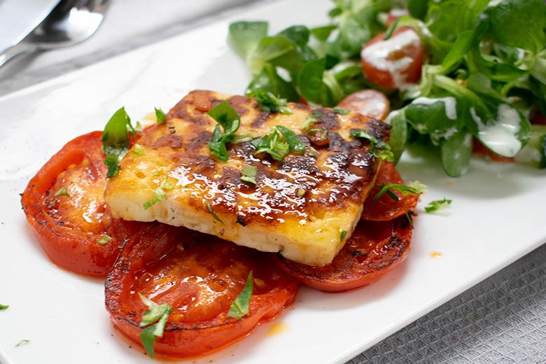 Gegrillte Tomaten mit Halloumi
