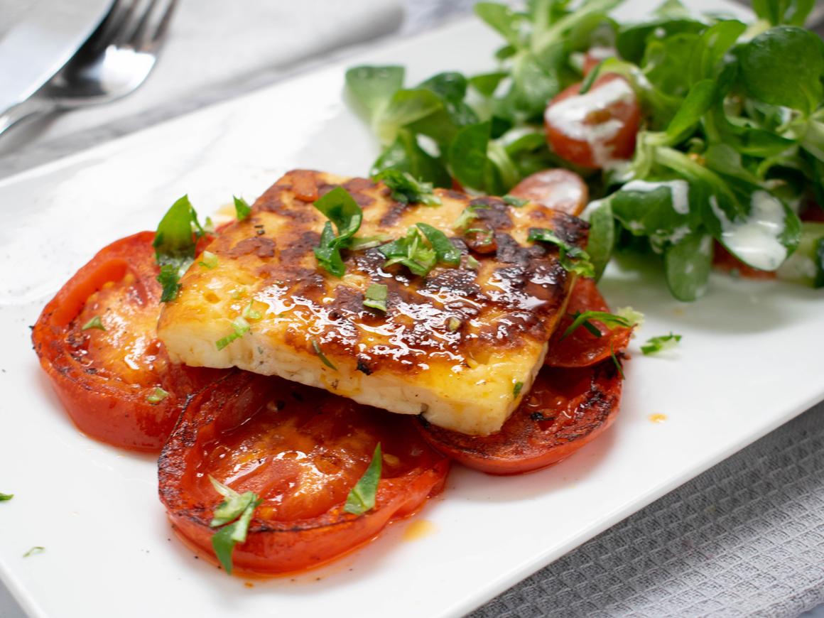 Gegrillte Tomaten mit Halloumi
