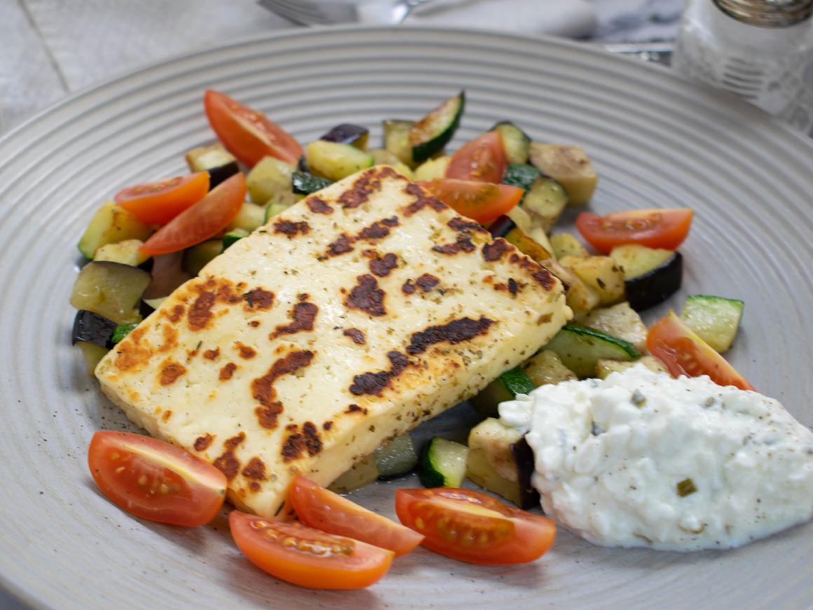 Grillkäse mit Gemüse
