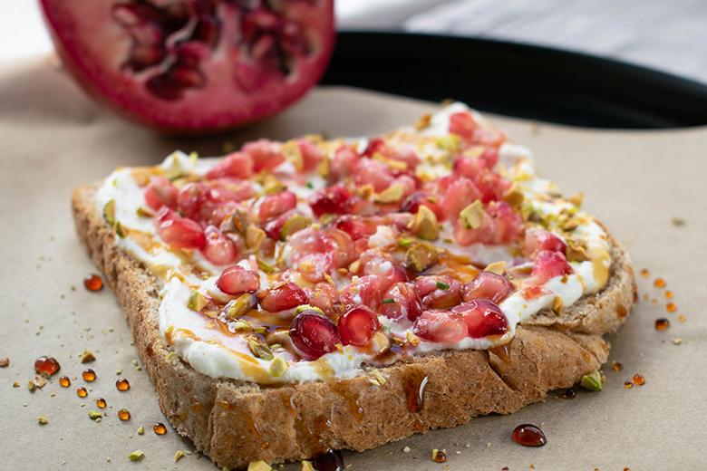 Toastbrote mit Joghurt und Granatapfel