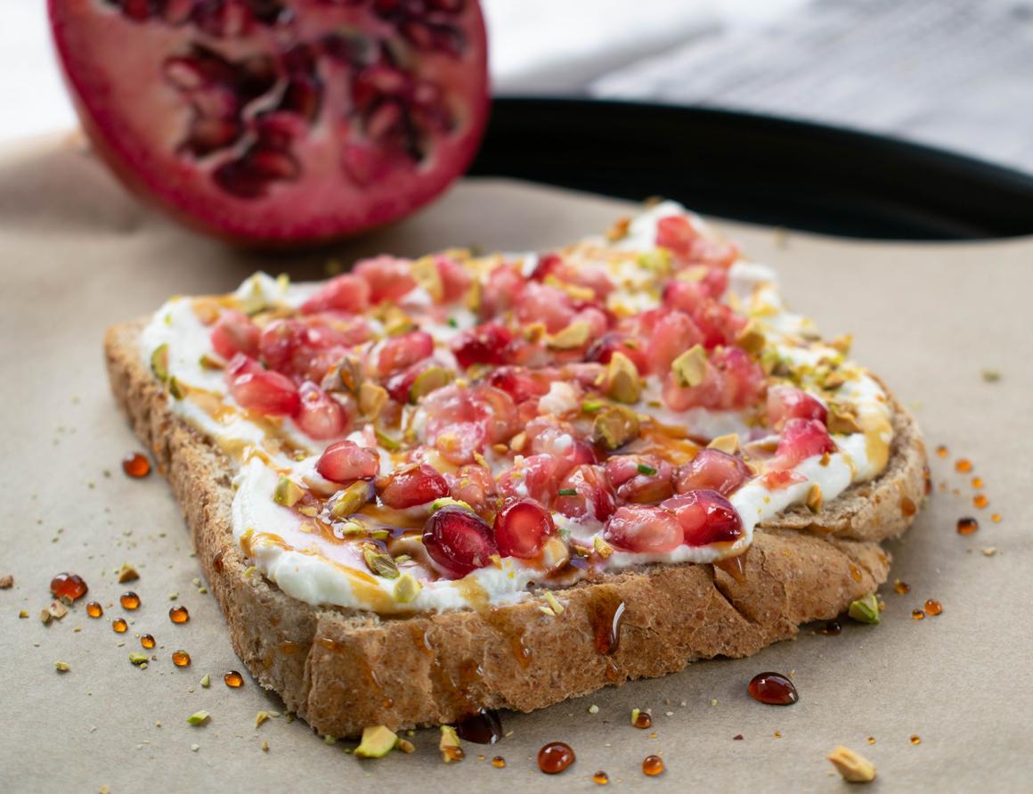 Toastbrote mit Joghurt und Granatapfel