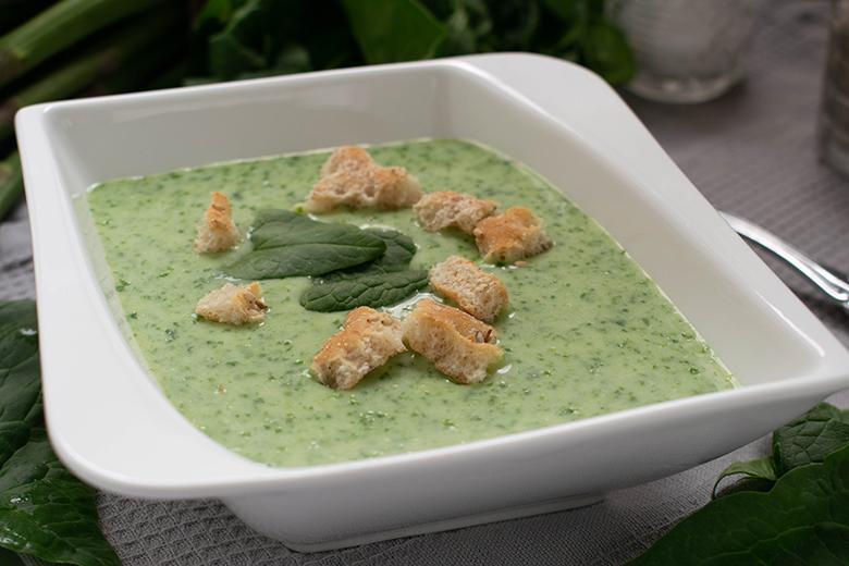 Spargelsuppe mit Spinat