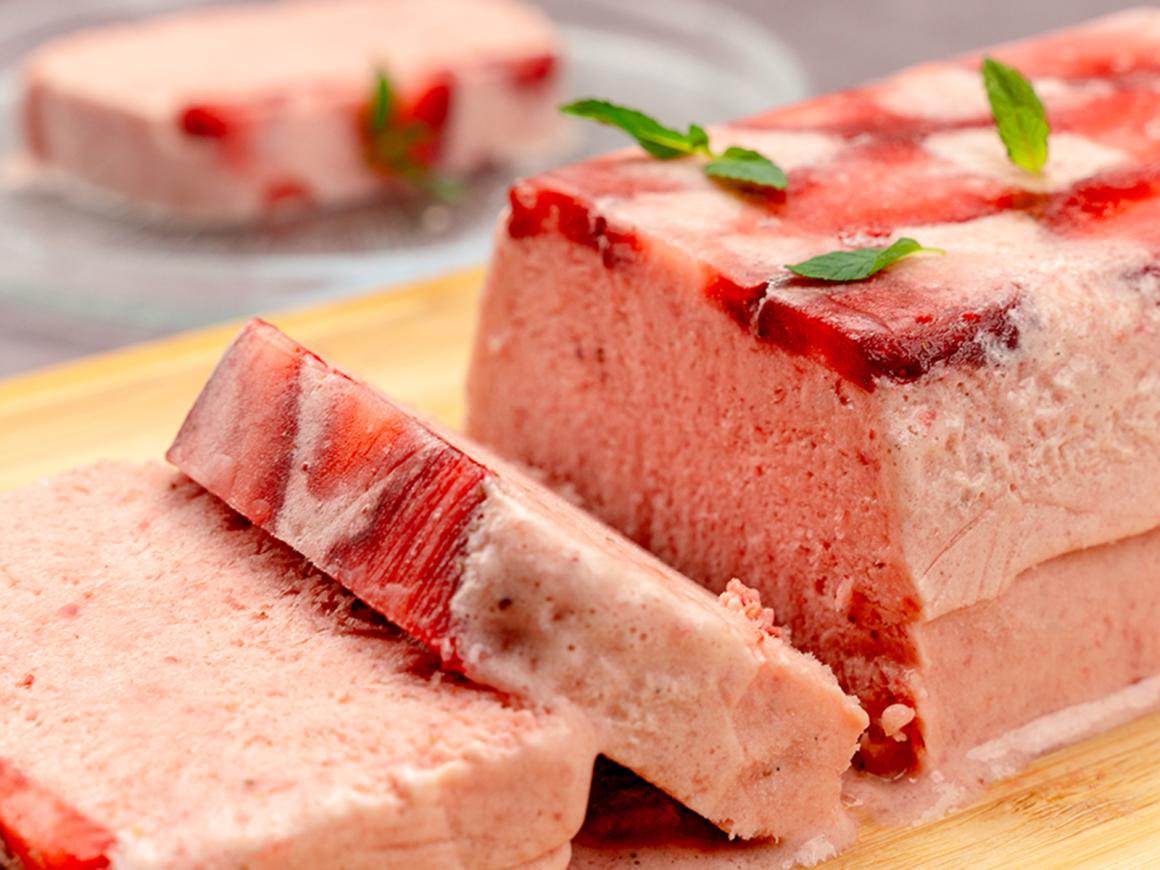 Fruchtiges Erdbeerparfait