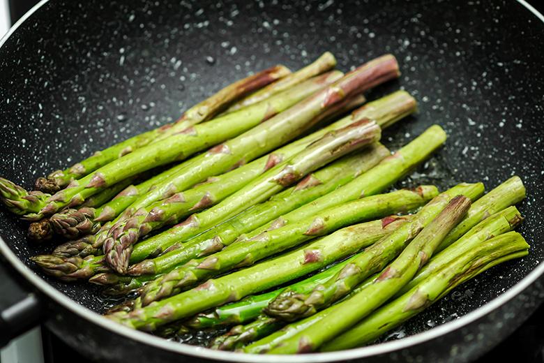 Grüner Spargel aus der Pfanne