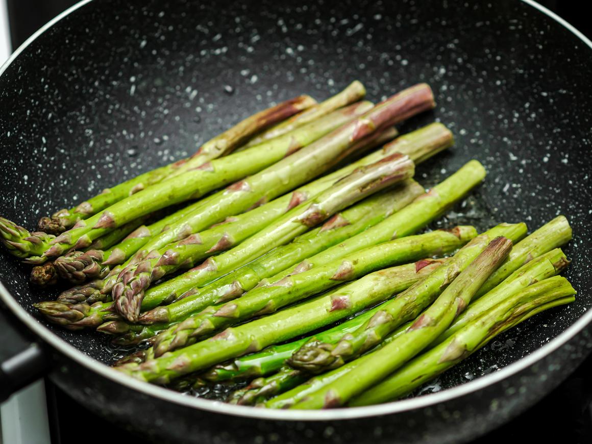 Grüner Spargel aus der Pfanne