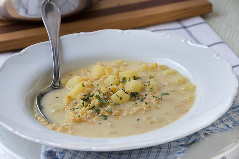 rote Linsen-Suppe mit Kartoffeln
