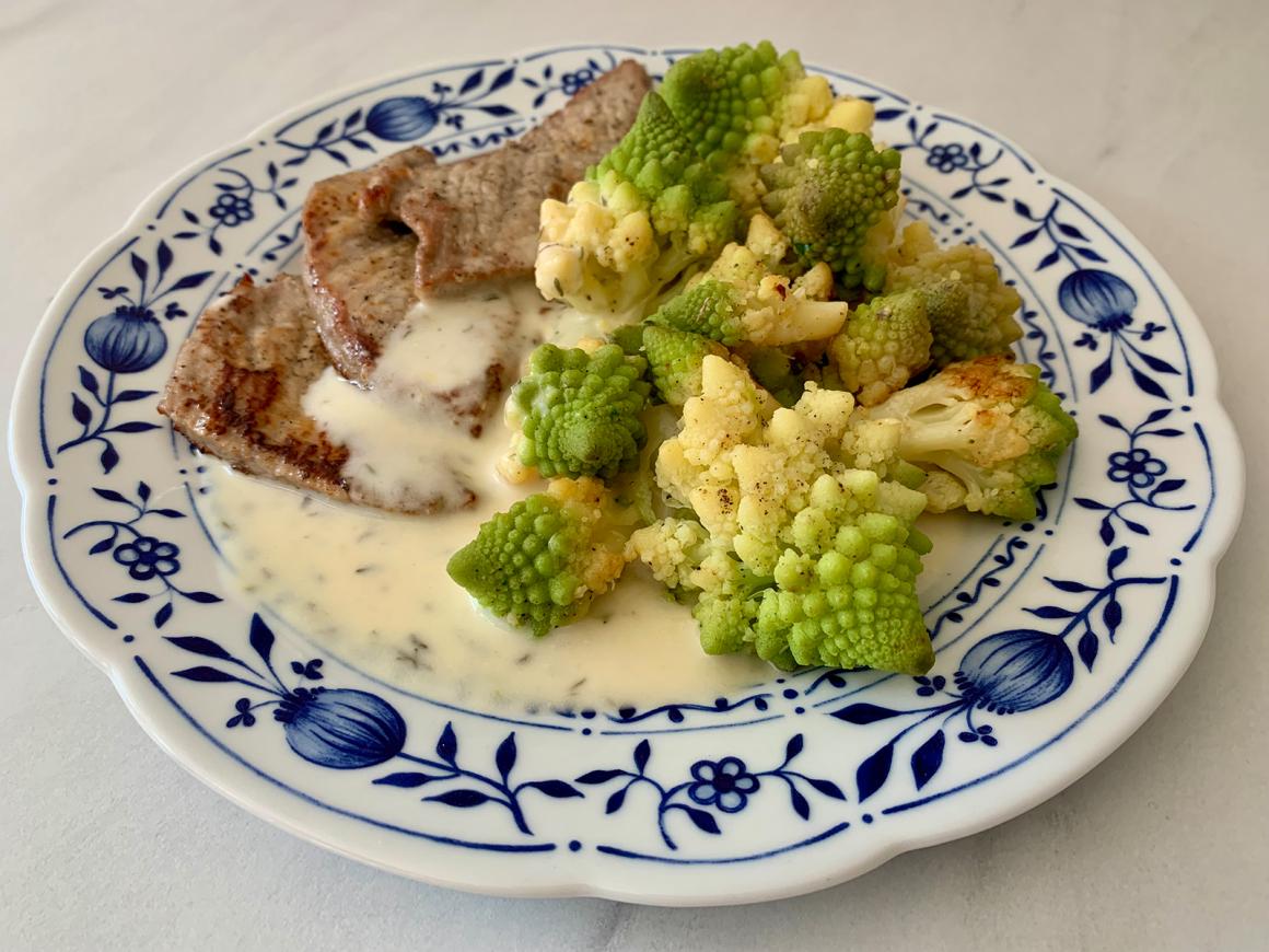 Romanesco mit Kalbsschnitzel und Zitronensoße