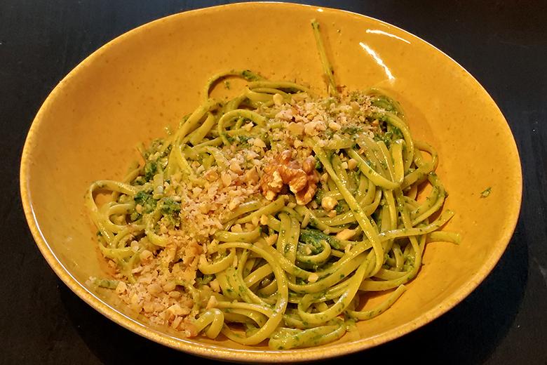 Linguine mit Bärlauch-Walnusspesto