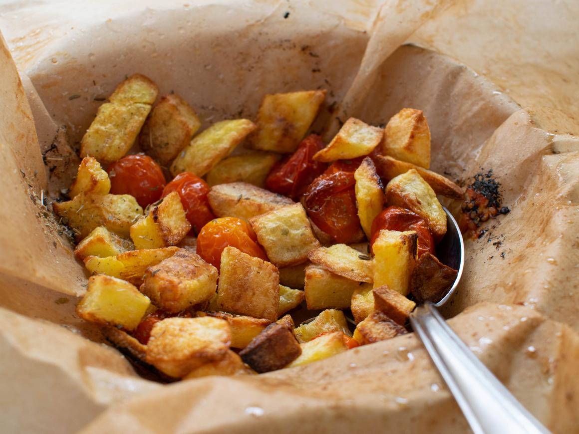 Knusprige Kartoffelstücke mit Tomaten aus dem Ofen