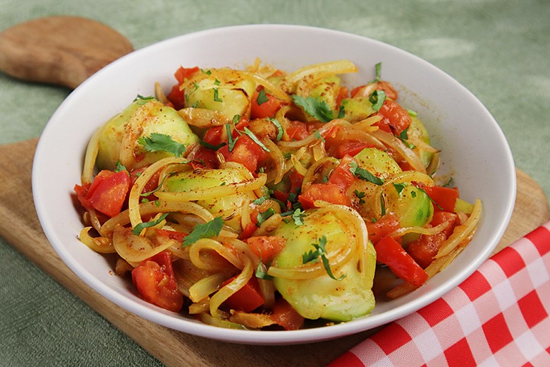 Okraschoten mit Tomaten