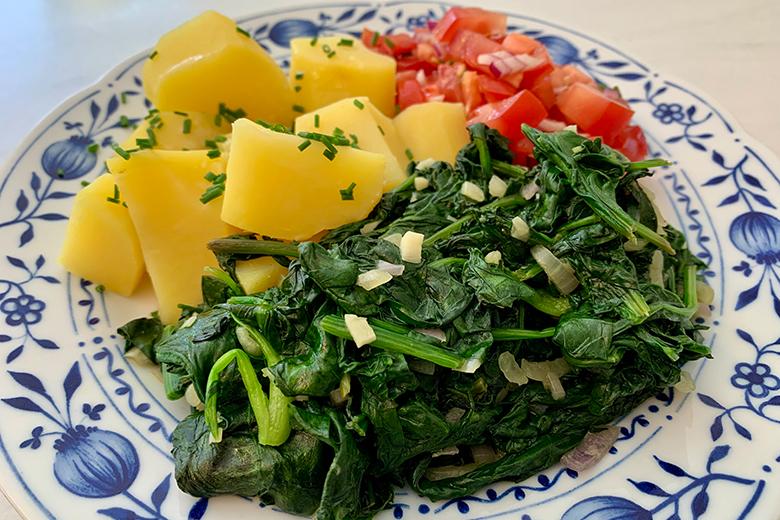 Blattspinat mit Zwiebel und Knoblauch