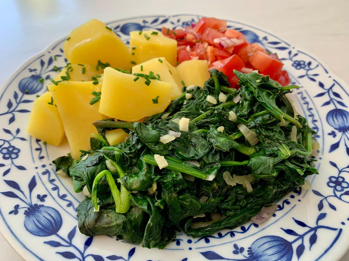 Blattspinat mit Zwiebel und Knoblauch