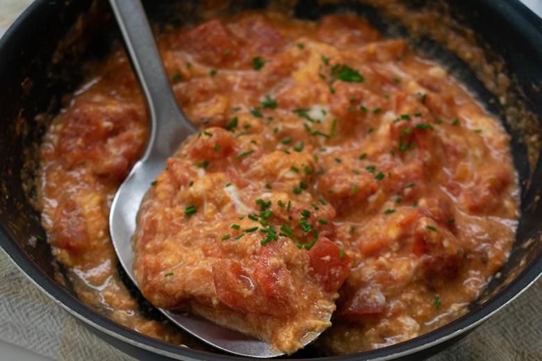 Eier in Tomatensauce