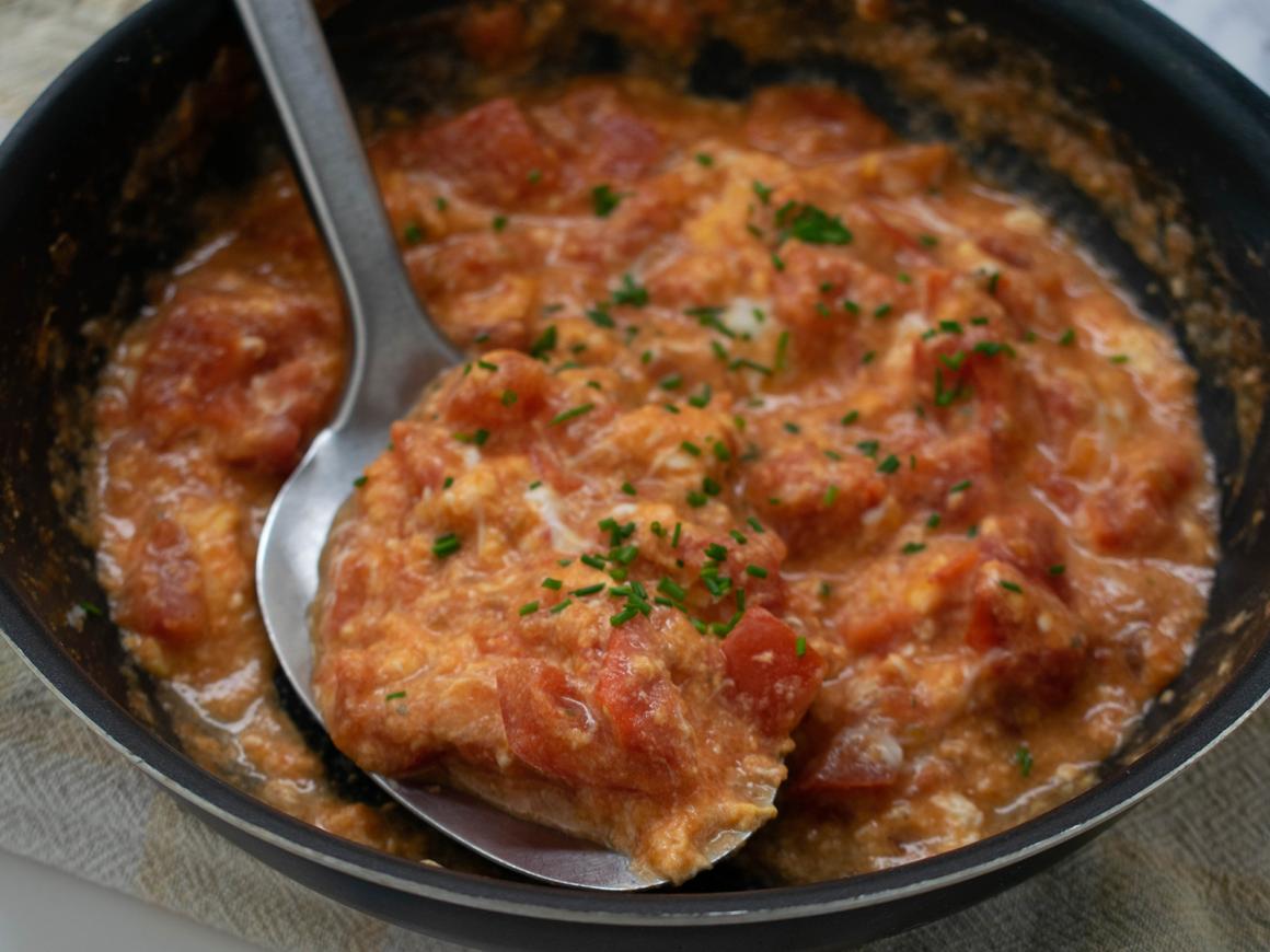 Eier in Tomatensauce