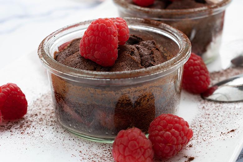 Schokosoufflé mit Himbeeren