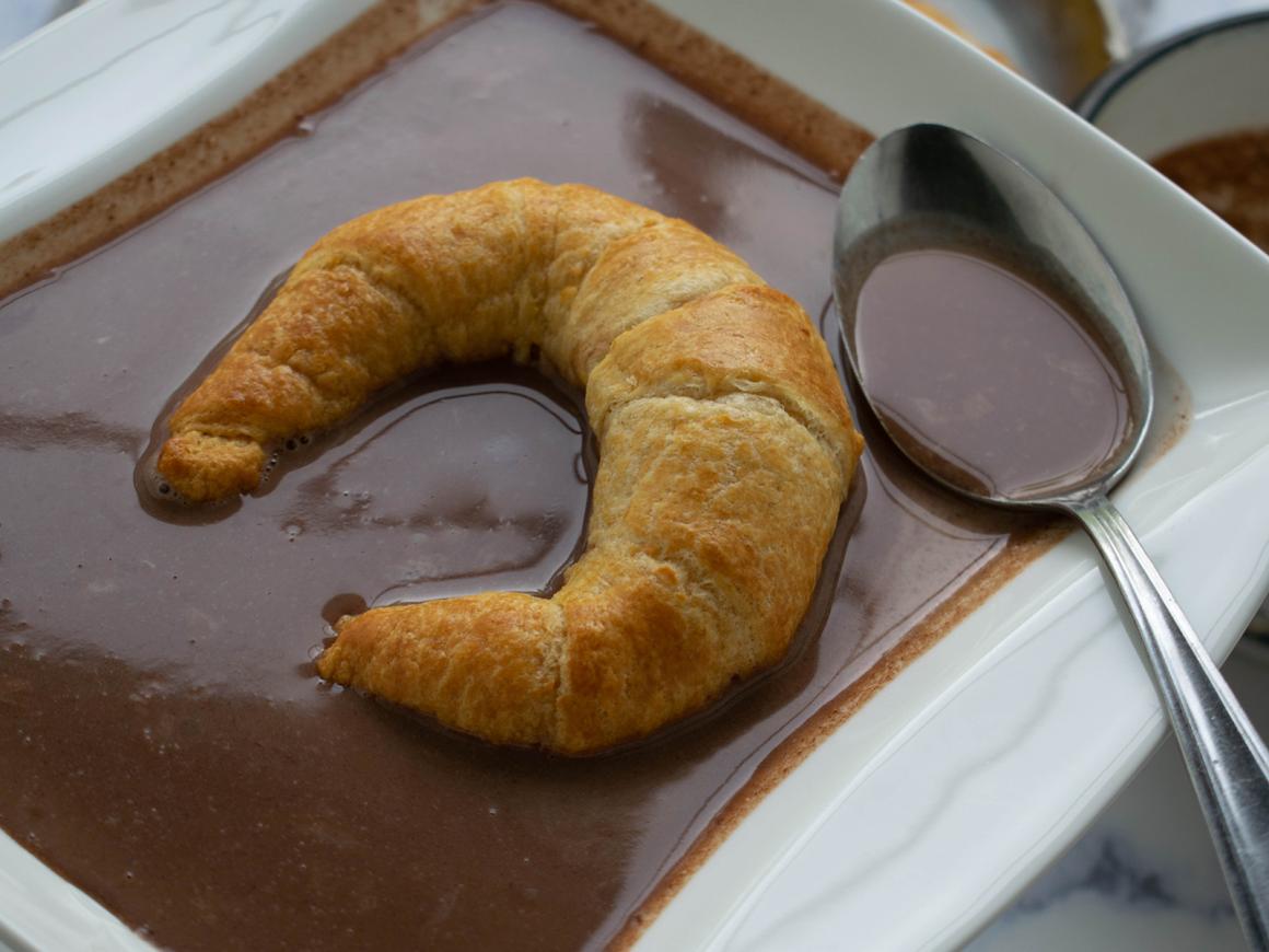 Getränkte Nuss-Nougat-Croissants