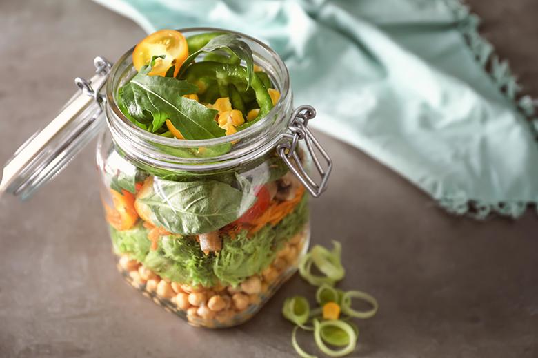 Gemüsesalat im Glas