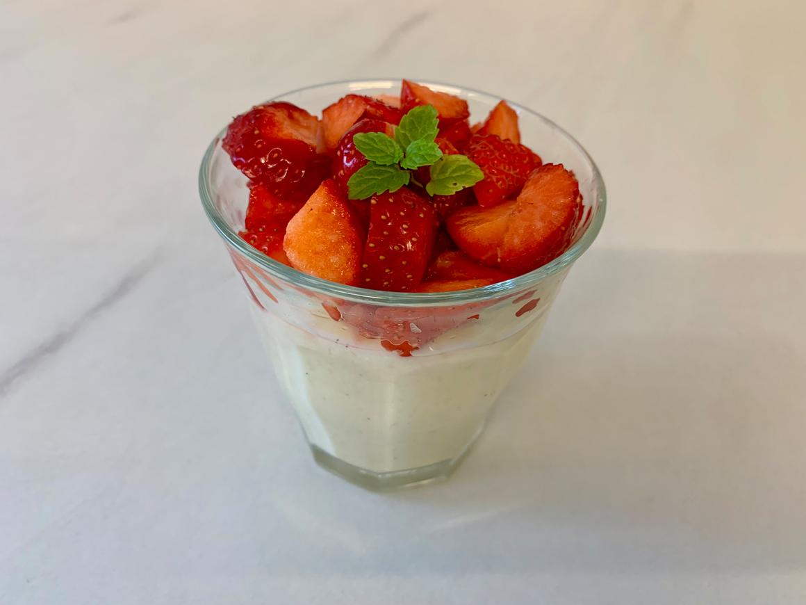 Vanilleflammeri mit Erdbeeren