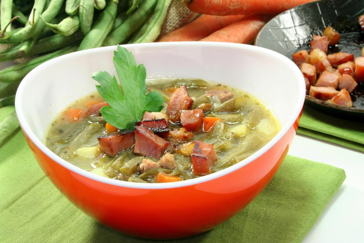 Bohnensuppe mit gebratenem Speck