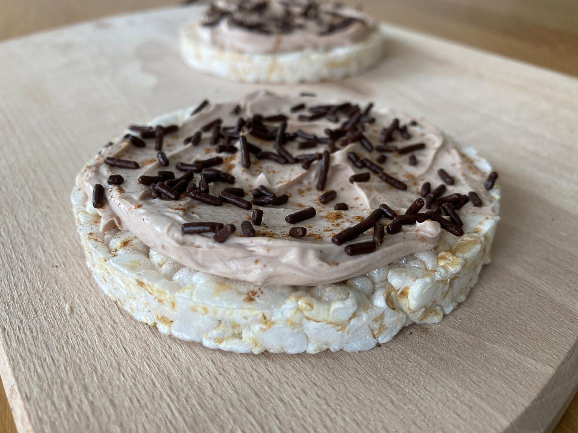 Reiswaffel-Snacks mit Frischkäse und Kakao