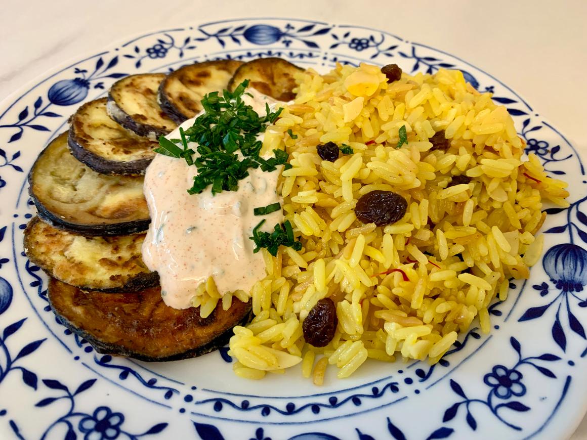 Gebratene Auberginen mit Safran-Reis