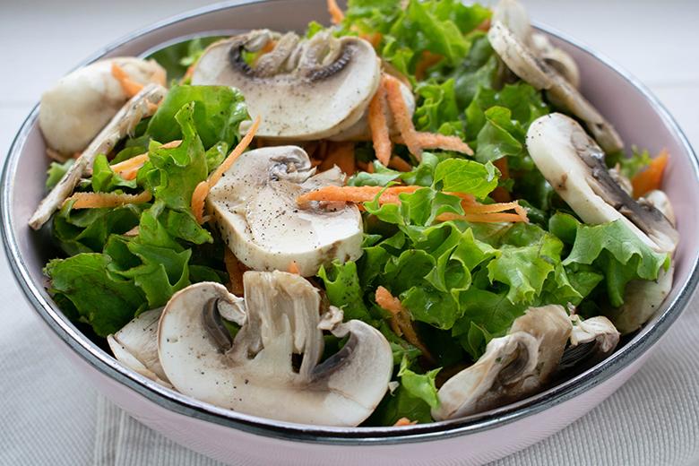Batavia-Salat mit Champignons
