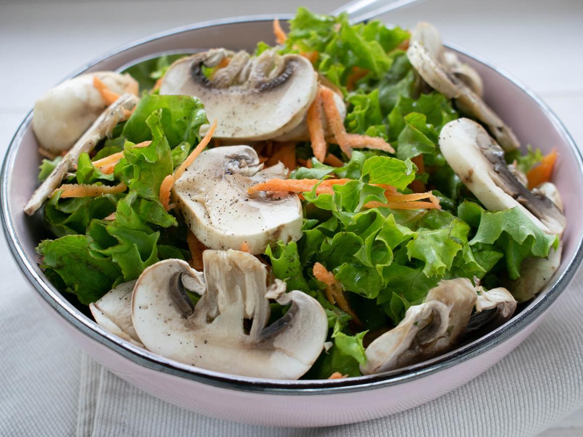 Batavia-Salat mit Champignons