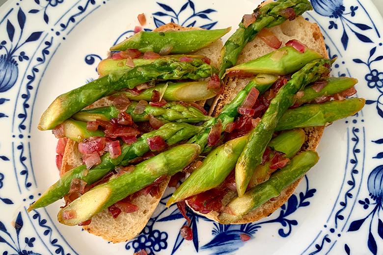 Bruschetta mit grünem Spargel