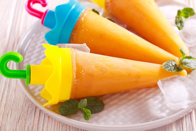 Papaya-Eis am Stiel