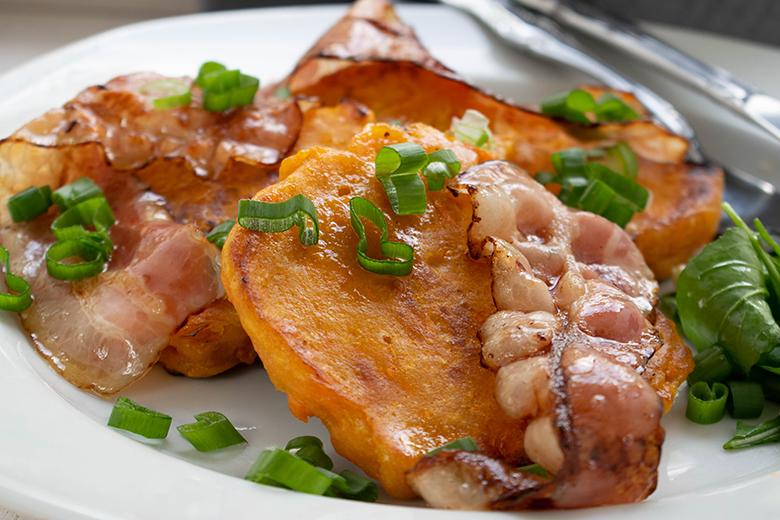 Süßkartoffelpfannkuchen mit Speck