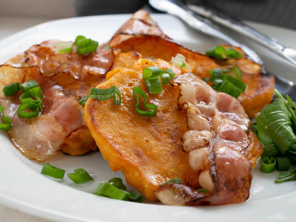 Süßkartoffelpfannkuchen mit Speck