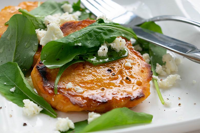 Süßkartoffelpfannkuchen mit Feta