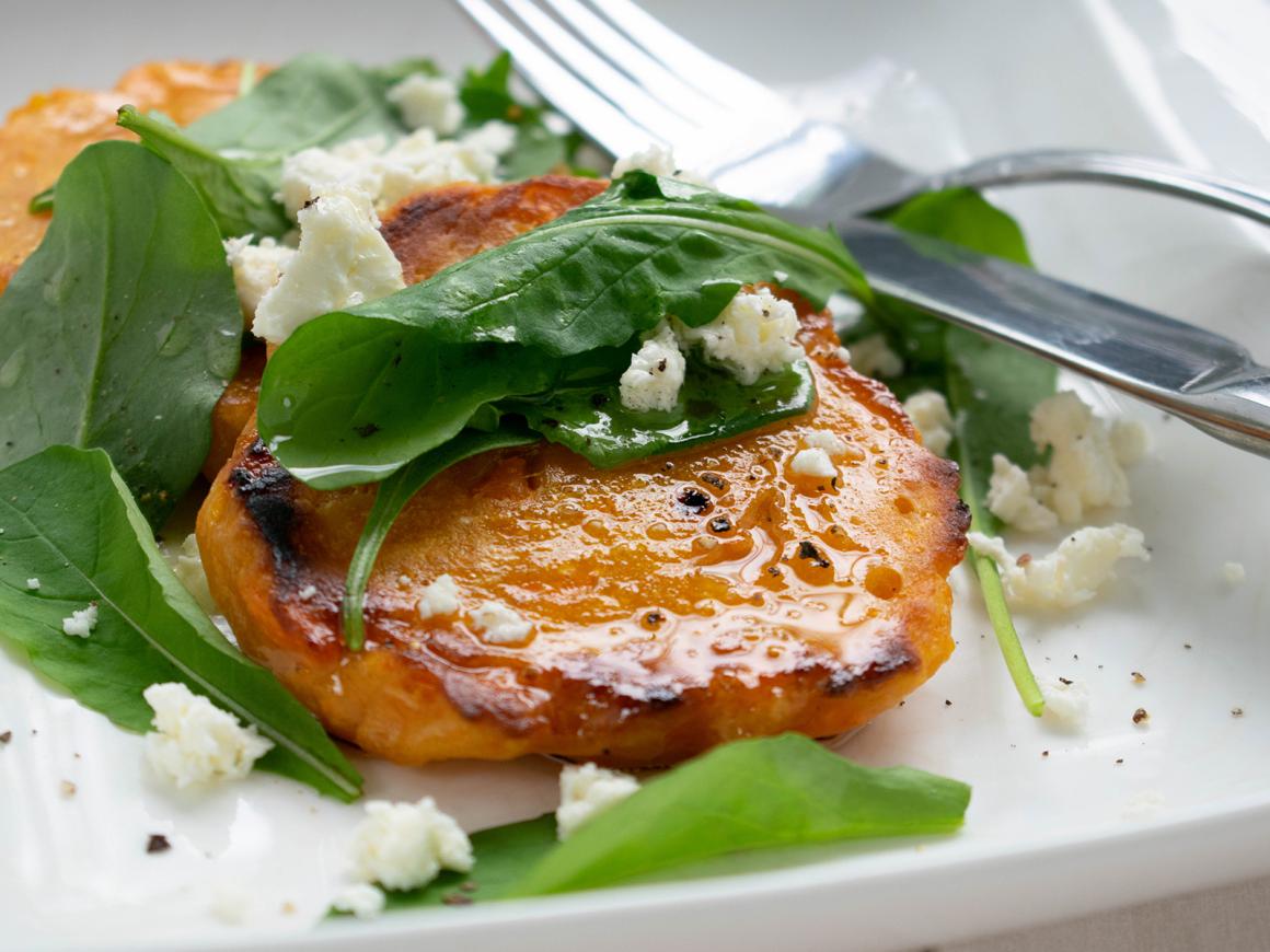 Süßkartoffelpfannkuchen mit Feta