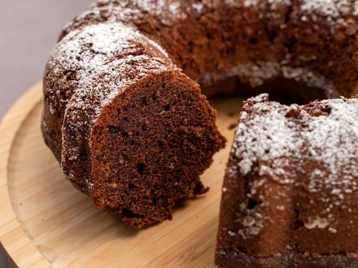 Apfel-Nuss-Gugelhupf mit Kakao