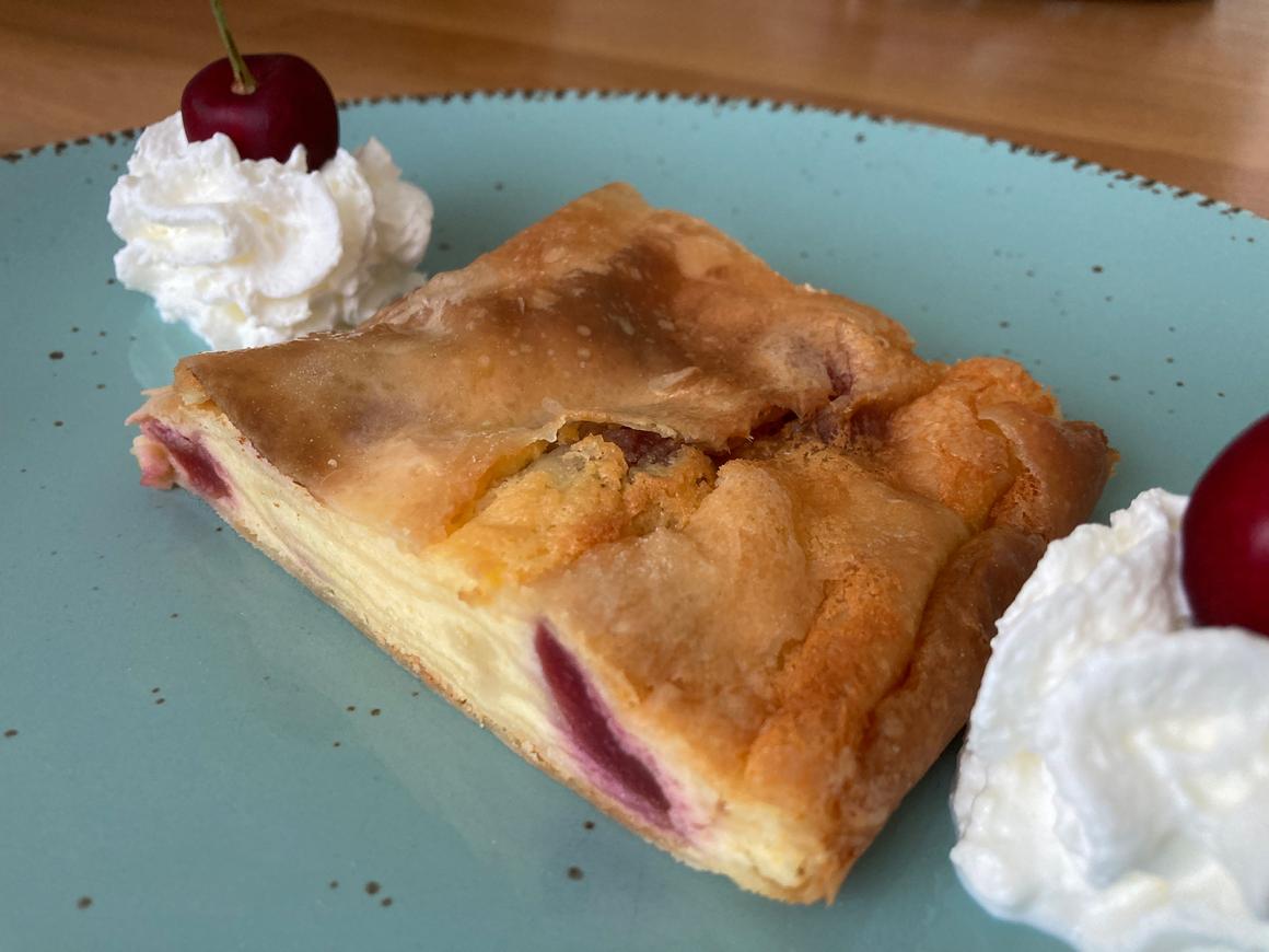 Strudel mit Quark und Kirschen