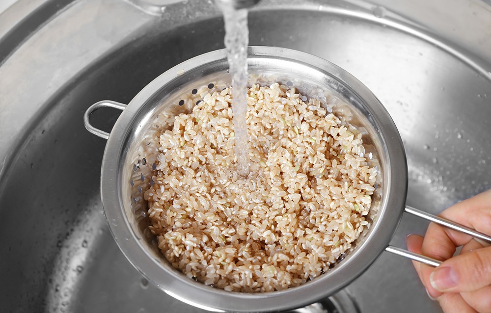 Sollte Reis beim Kochen nicht zusammenkleben, so empfiehlt es sich diesen vor dem Kochen zu waschen.