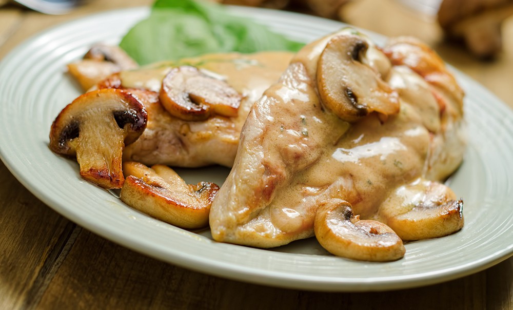 Hühnerfleisch kann auf vielfältige Weise zubereitet werden.