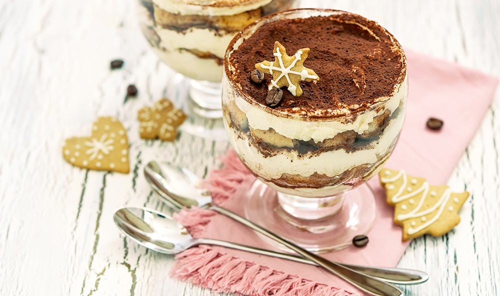 Tiramisu ist an Weihnachten ein beliebtes Dessert, das gut am Vortag zubereitet werden kann.