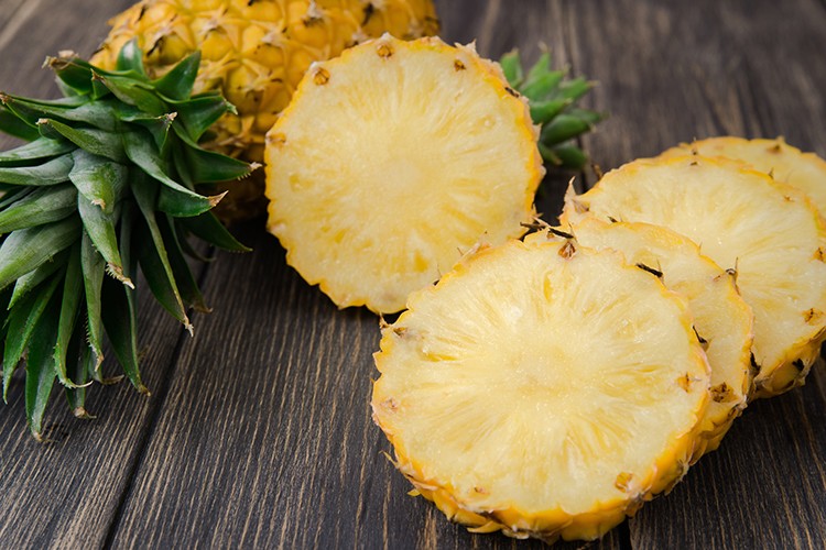Eine Ananas schmeckt nicht nur lecker, sondern liefert auch zahlreiche, gesunde Mineralien und Spurenelemente.