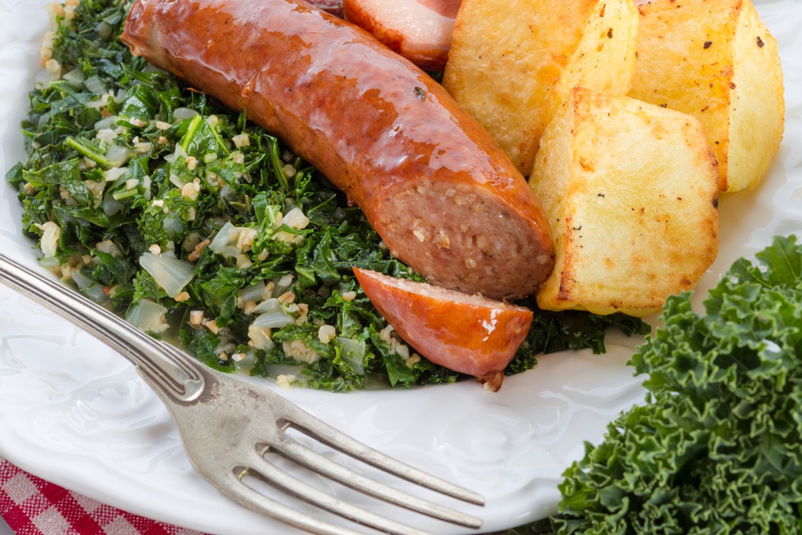 Grünkohl mit Pinkel zählt zu den bekanntesten Gerichten der niedersächsischen Küche.