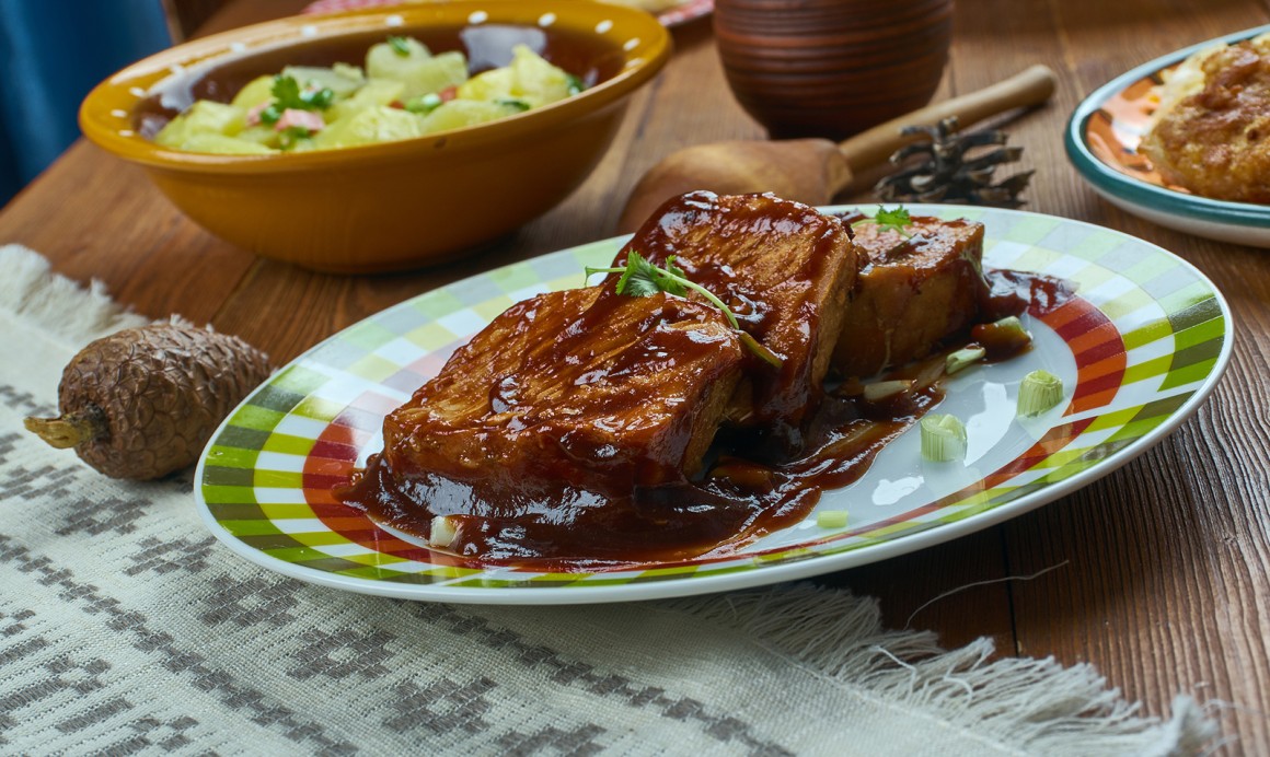 Bekannt für die rheinische Küche ist der rheinische Sauerbraten mit Rindfleisch und Sauce.