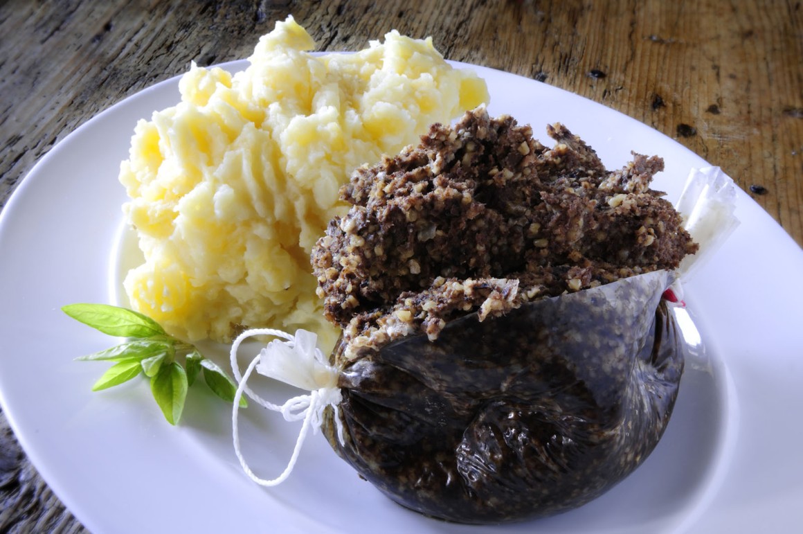 Haggis ist ein schottisches Nationalgericht, das vor allem aus Schafsinnereien besteht.