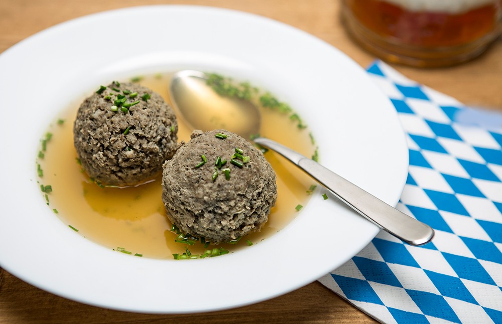 In Bayern werden Leberknödel gerne als Suppeneinlage serviert.