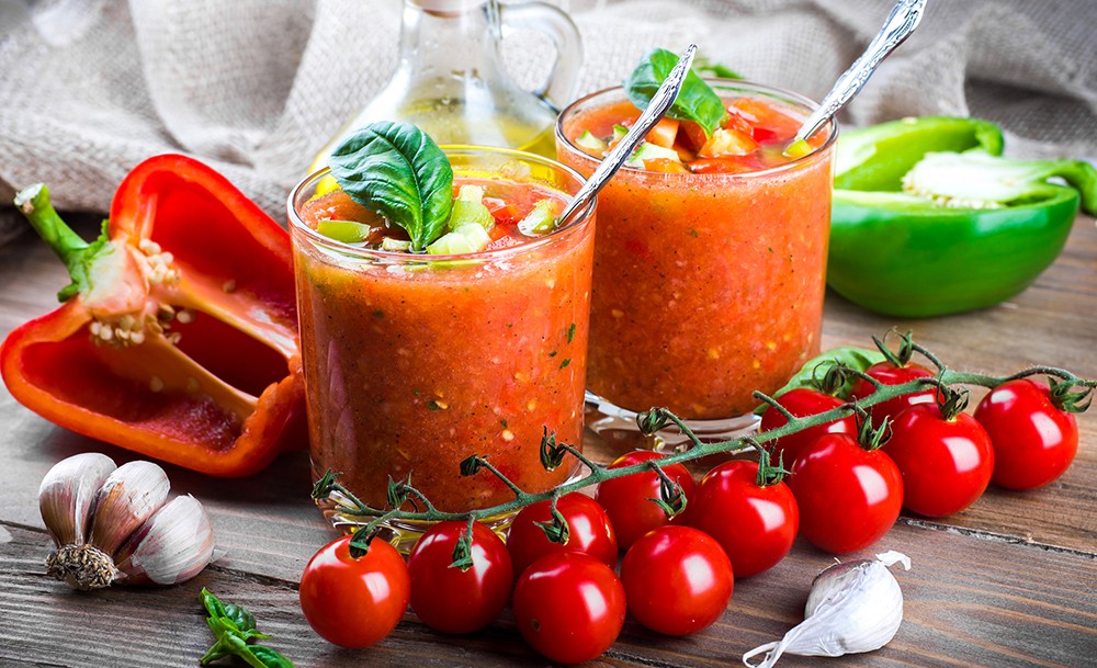 Kalte Suppen, wie zum Beispiel eine Gazpacho, sind perfekte Gerichte an heißen Sommertagen.