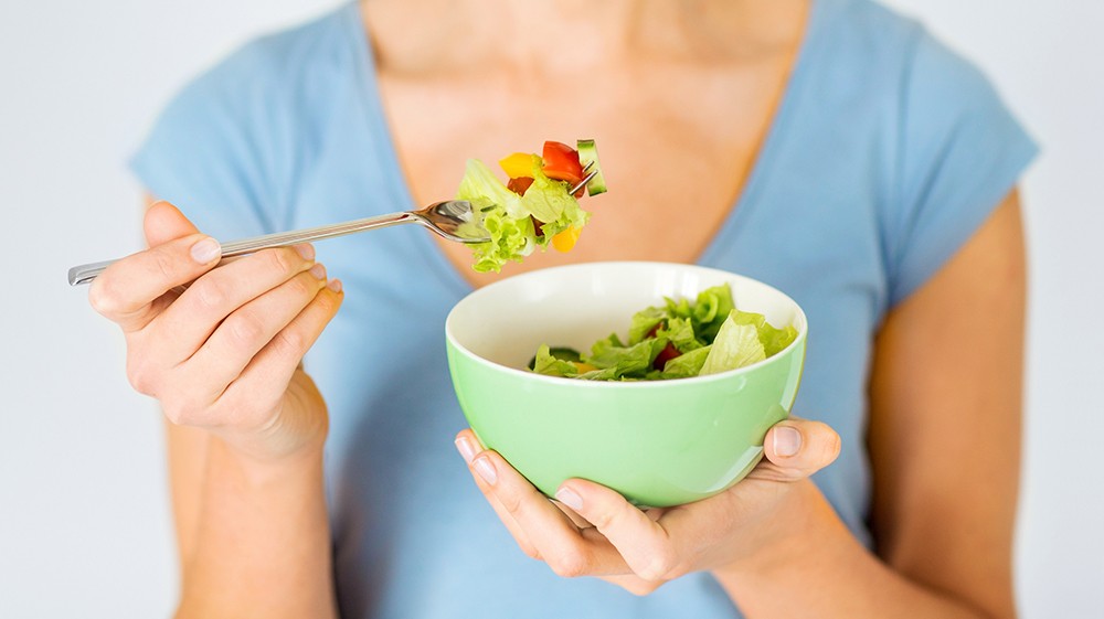Neutrale Lebensmittel, wie zum Beispiel Salat und Gemüse sollte im Mittelpunkt der makrobiotischen Ernährung stehen.