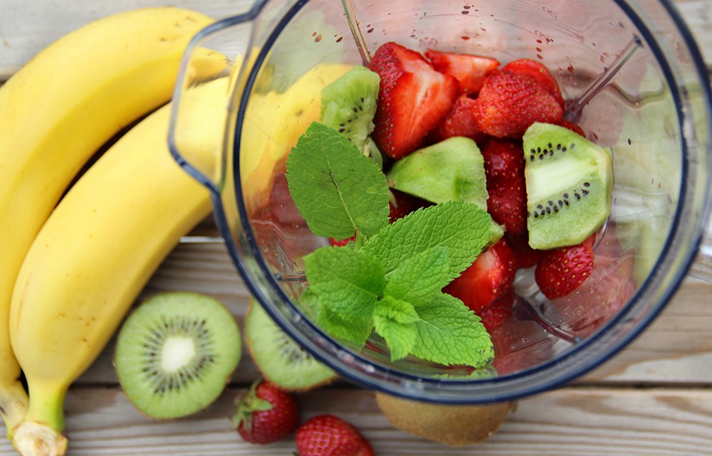 Früchte können im Standmixer wunderbar zu einem köstlichen Smoothie verarbeitet werden.
