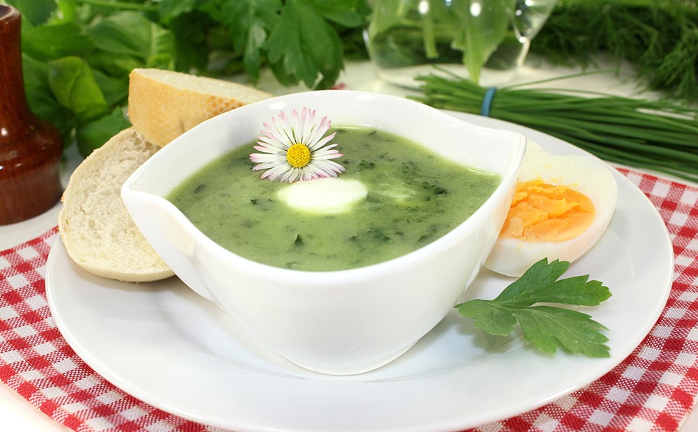 Eine Suppe mit frischen Frühlingskräutern schmeckt nicht nur gut, sondern ist auch gesund.