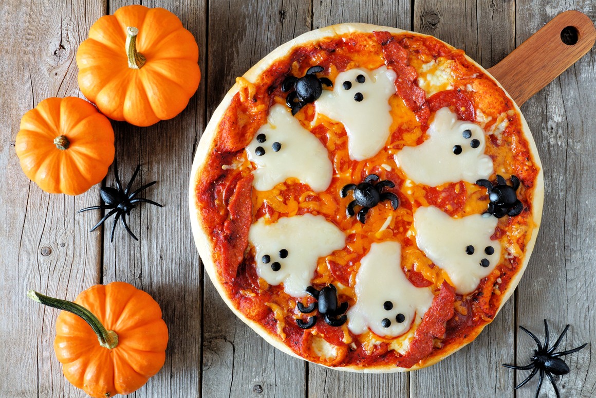 Bei einer Pizza für Halloween sind der Kreativität keine Grenzen gesetzt.