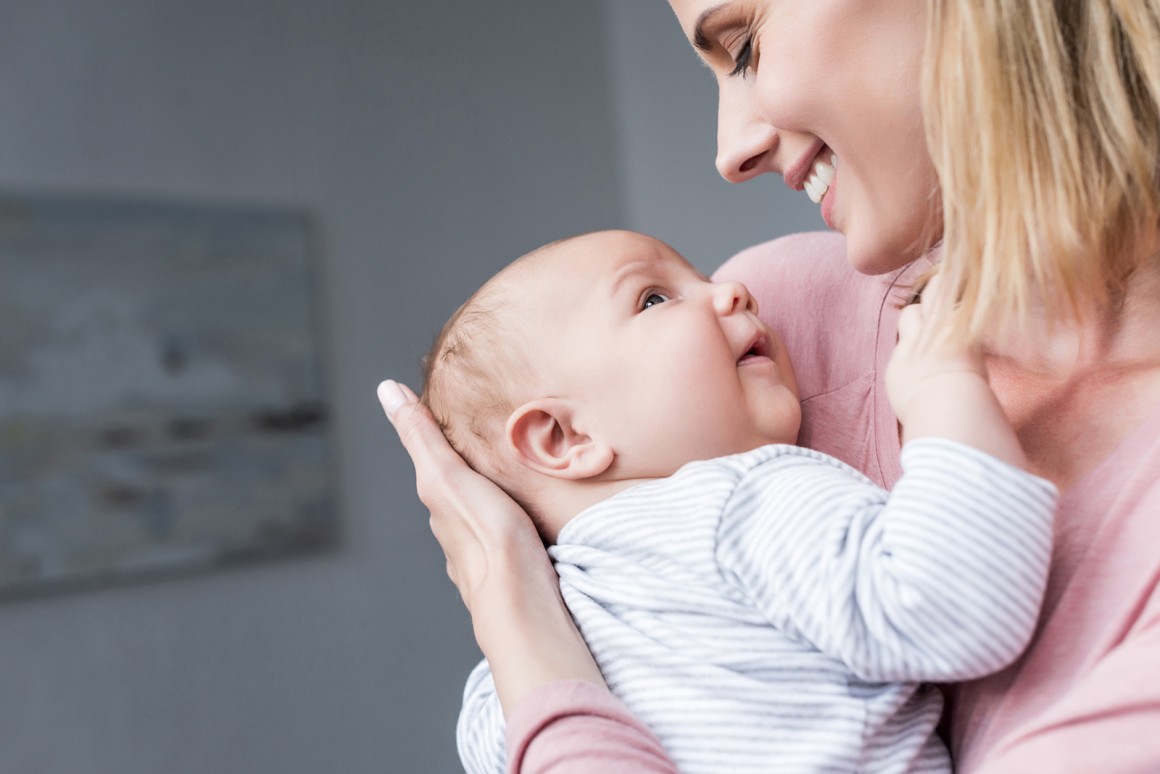 Baby-Ernährung: Stillen und Fläschchen 